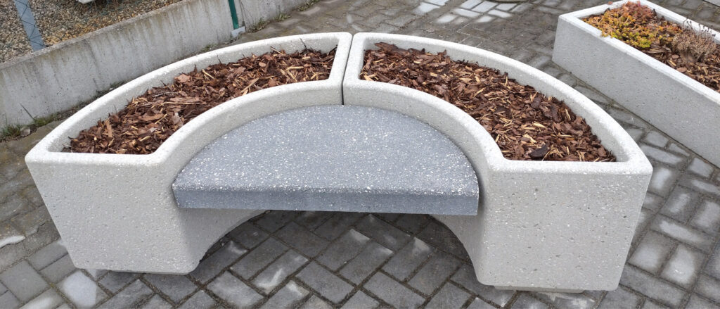 Betonový květník se sedákem Betonový květník se sedákem