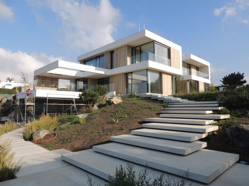 Velkoformátové schodiště a dlažba pro luxusní vilu v Praze – Troji